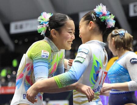 全日本選手権の女子個人総合で初優勝が決まった瞬間、南埜佑芽㊨と喜ぶ西山実沙