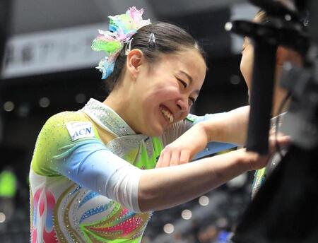 全日本選手権の女子個人総合で初優勝が決まり、喜ぶ西山実沙