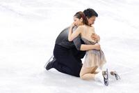 　ミラノ・コルティナ冬季五輪のフィギュアスケートペア・フリーの演技を終え、抱き合う三浦璃来（右）、木原龍一組＝２月、イタリア・ミラノ（共同）