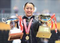 全日本選手権の女子個人総合で初優勝し、笑顔の西山実沙
