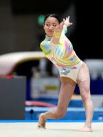 女子個人総合で初優勝した西山実沙の床運動