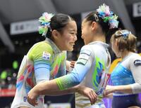 全日本選手権の女子個人総合で初優勝が決まった瞬間、南埜佑芽㊨と喜ぶ西山実沙