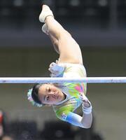 女子個人総合　西山実沙の段違い平行棒