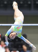 女子個人総合決勝　西山実沙の段違い平行棒