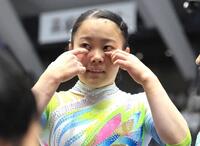 全日本選手権の女子個人総合で初優勝を決め、目頭を押さえる西山実沙