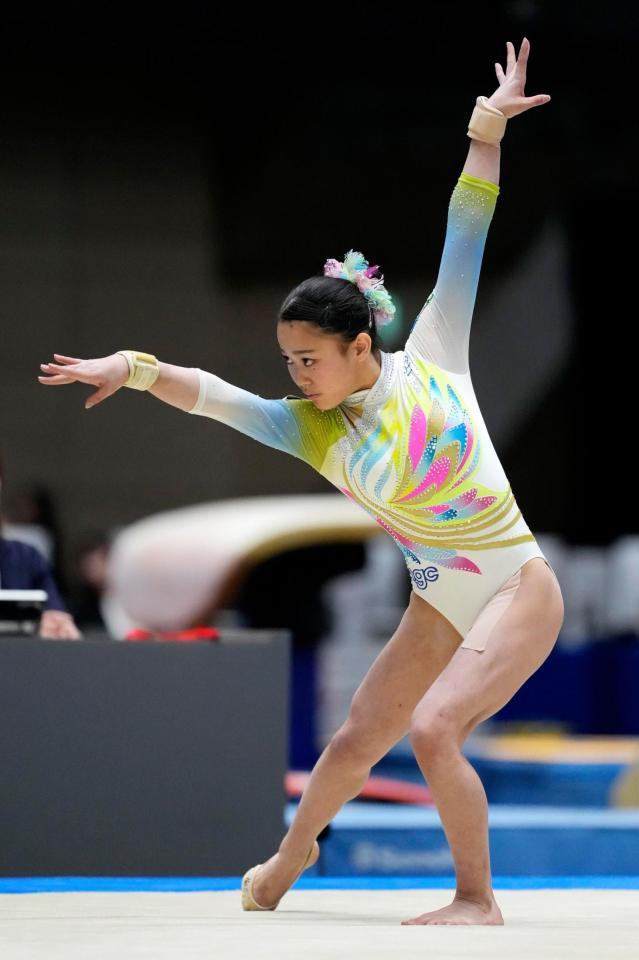 女子個人総合で初優勝した西山実沙の床運動