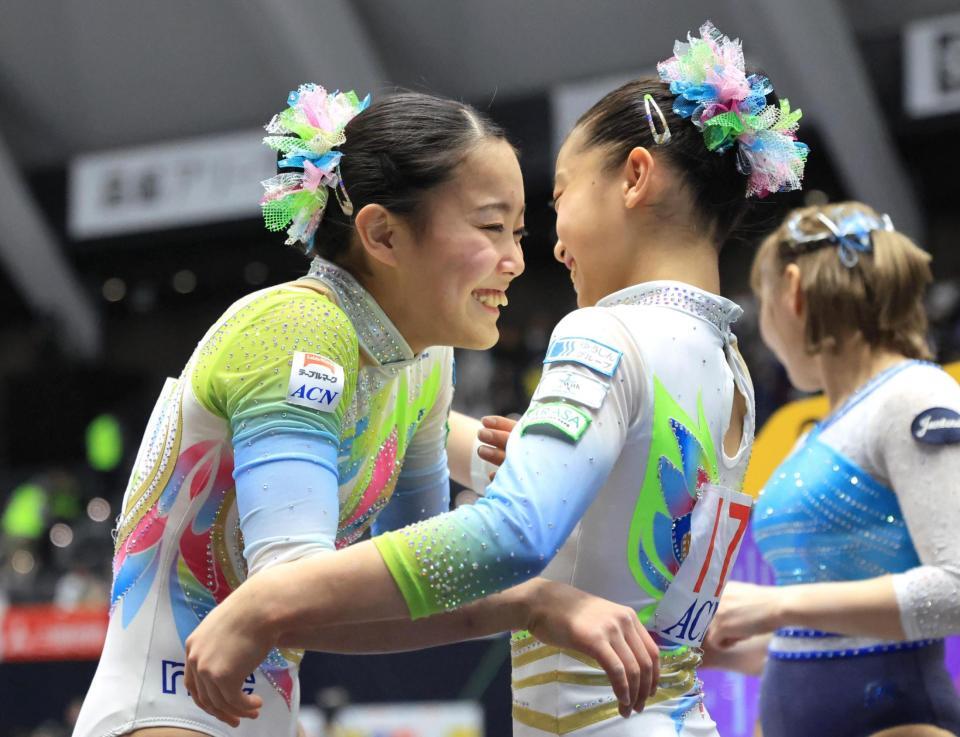 全日本選手権の女子個人総合で初優勝が決まった瞬間、南埜佑芽㊨と喜ぶ西山実沙