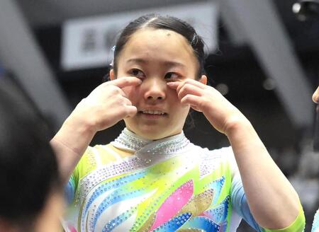 全日本選手権の女子個人総合で初優勝を決め、目頭を押さえる西山実沙