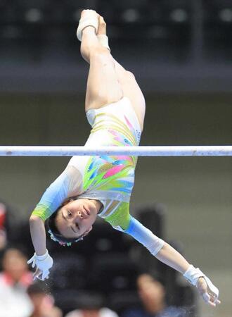 　女子個人総合決勝で優勝した西山実沙の段違い平行棒