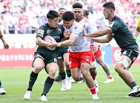 　トヨタ－神戸　後半、競り合うトヨタ・松田（左端）＝豊田スタジアム