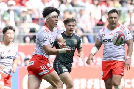 　トヨタ－神戸　前半、パスを出す神戸・上ノ坊（左）＝豊田スタジアム