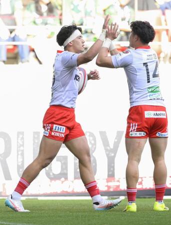 　トヨタ－神戸　後半、トライを決め喜ぶ神戸・上ノ坊（左）＝豊田スタジアム