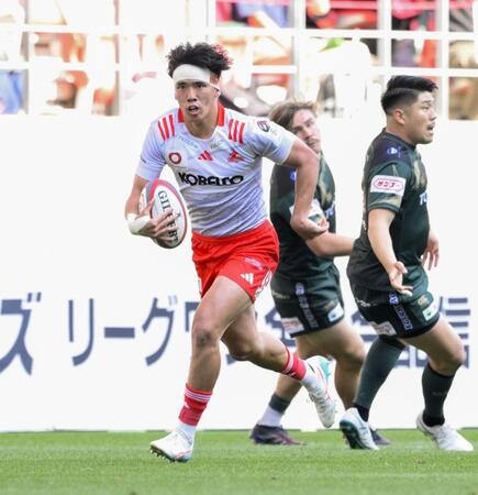 　トヨタ－神戸　後半、ボールを奪い突進する神戸・上ノ坊。そのままトライを決める。右はトヨタ・松田＝豊田スタジアム