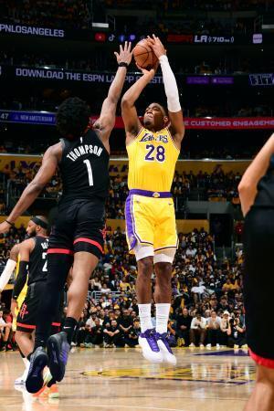 　ロケッツとのプレーオフ１回戦第１戦でシュートを放つレーカーズの八村（２８）＝ロサンゼルス（ＮＢＡＥ・ゲッティ＝共同）