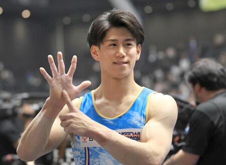 全日本選手権の男子個人総合で６連覇を達成し、ポーズを決める橋本大輝