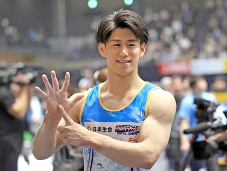 全日本選手権の男子個人総合で６連覇を達成し、ポーズを決める橋本大輝