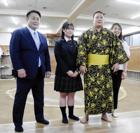 入門会見を行った（左から）雷親方、垣添星空さん、垣添玄空、おかみさんの栄美さん