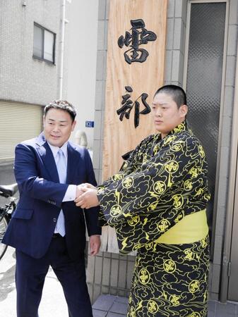 入門会見を行った雷親方、長男の垣添玄空