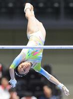 　女子個人総合決勝で優勝した西山実沙の段違い平行棒