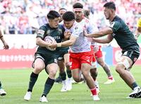 　トヨタ－神戸　後半、競り合うトヨタ・松田（左端）＝豊田スタジアム