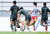 　トヨタ－神戸　前半、トライを決める神戸・上ノ坊（左奥）＝豊田スタジアム