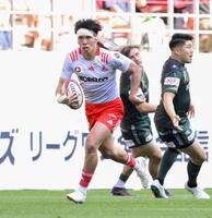 　トヨタ－神戸　後半、ボールを奪い突進する神戸・上ノ坊。そのままトライを決める。右はトヨタ・松田＝豊田スタジアム