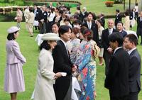 春の園遊会で、五輪スノーボードで金メダルの木村葵来（右端）らと歓談される秋篠宮ご夫妻