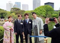 春の園遊会に招かれ、記念撮影するフィギュアスケートの（左から）三浦璃来、鍵山優真、森田真沙也、木原龍一