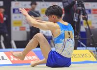 床運動の演技で着地に失敗する橋本大輝