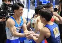 ６連覇を達成し、２位の岡慎之助（右）と握手する橋本大輝