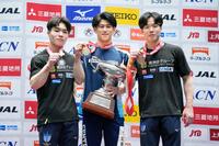 男子個人総合決勝で優勝した橋本大輝。左は２位の岡慎之助、右は３位の川上翔平