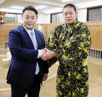 入門会見を行った雷親方（左）と垣添玄空