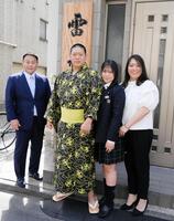 入門会見を行った（左から）雷親方、長男の垣添玄空、長女の垣添星空さん、おかみさんの栄美さん