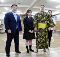 入門会見を行った（左から）雷親方、垣添星空さん、垣添玄空、おかみさんの栄美さん