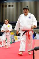 準々決勝で古賀ひより（左）に敗れ、引き揚げる朝比奈沙羅