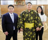 入門会見を行った（左から）雷親方、垣添玄空、おかみさんの栄美さん