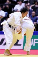 決勝で米川明穂（右）と対戦する渡辺聖子。旗判定の末に下し、初優勝を果たした