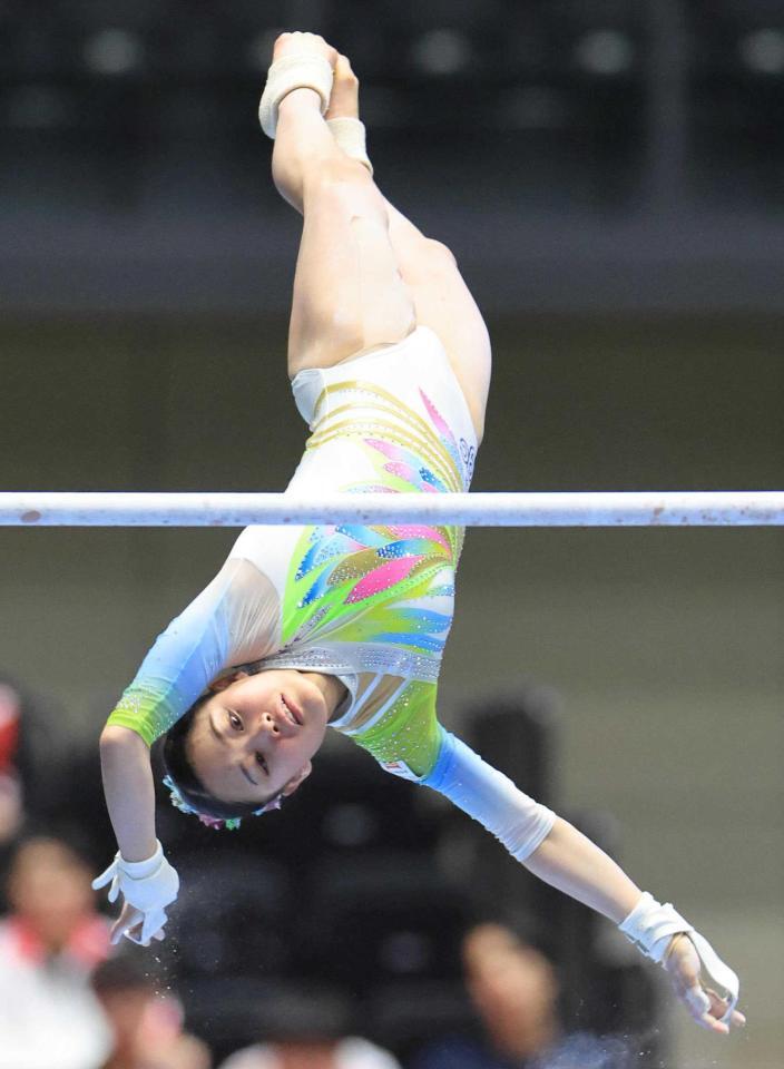 　女子個人総合決勝で優勝した西山実沙の段違い平行棒