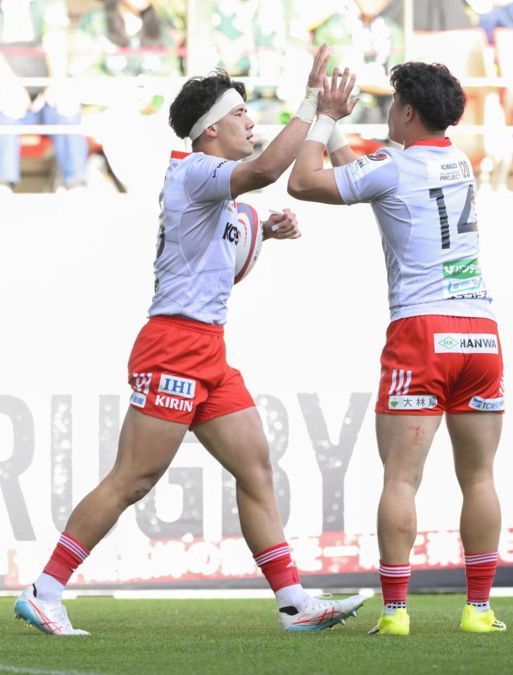 　トヨタ－神戸　後半、トライを決め喜ぶ神戸・上ノ坊（左）＝豊田スタジアム