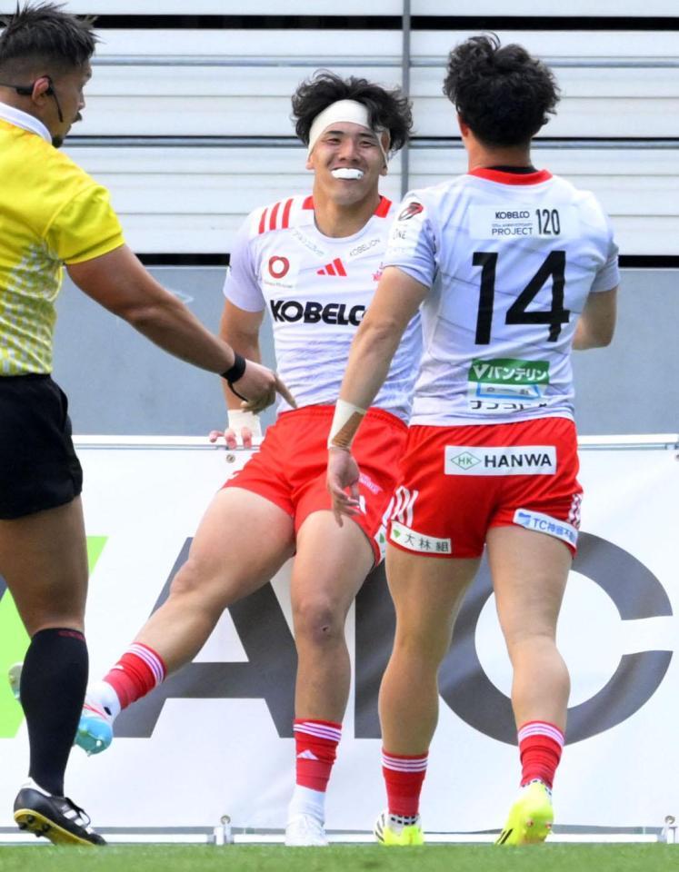 　トヨタ－神戸　前半、トライを決め笑顔の神戸・上ノ坊＝豊田スタジアム