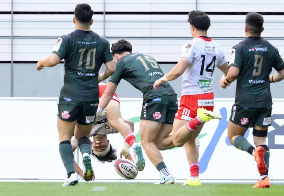 　トヨタ－神戸　前半、トライを決める神戸・上ノ坊（左奥）＝豊田スタジアム