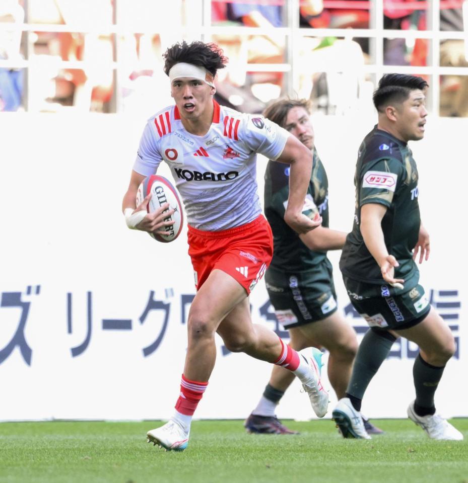 　トヨタ－神戸　後半、ボールを奪い突進する神戸・上ノ坊。そのままトライを決める。右はトヨタ・松田＝豊田スタジアム