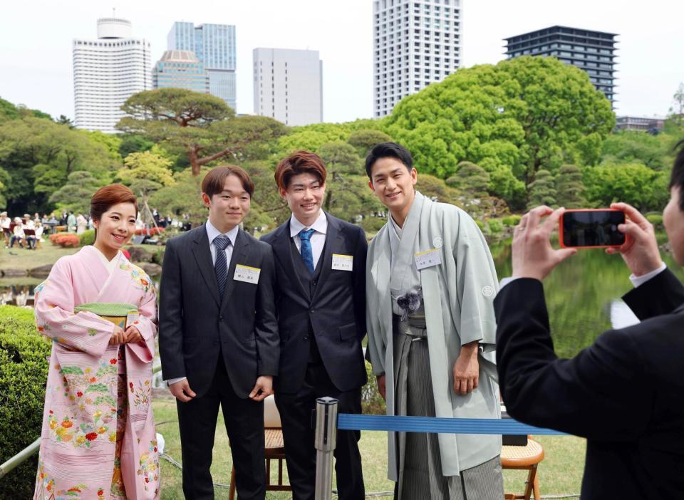 春の園遊会に招かれ、記念撮影するフィギュアスケートの（左から）三浦璃来、鍵山優真、森田真沙也、木原龍一