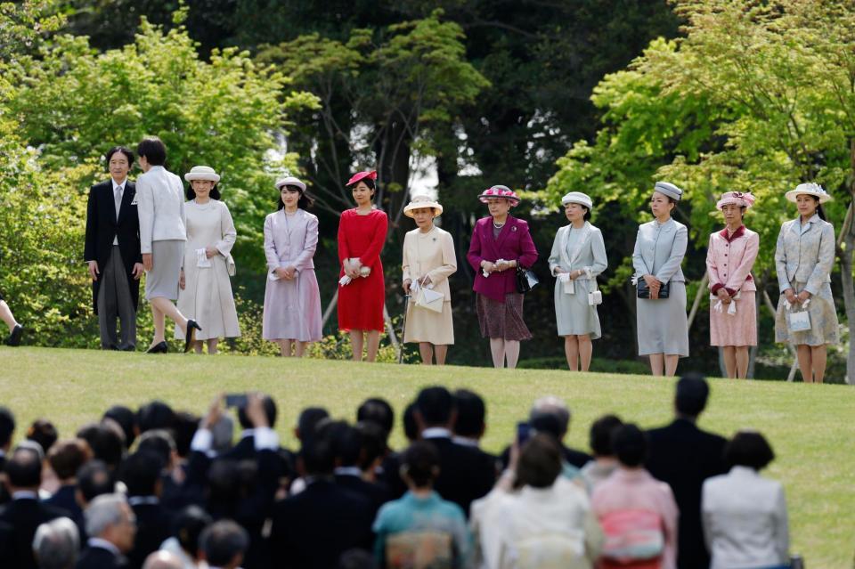 春の園遊会に臨まれる秋篠宮ご夫妻ら皇族方。左手前は高市首相