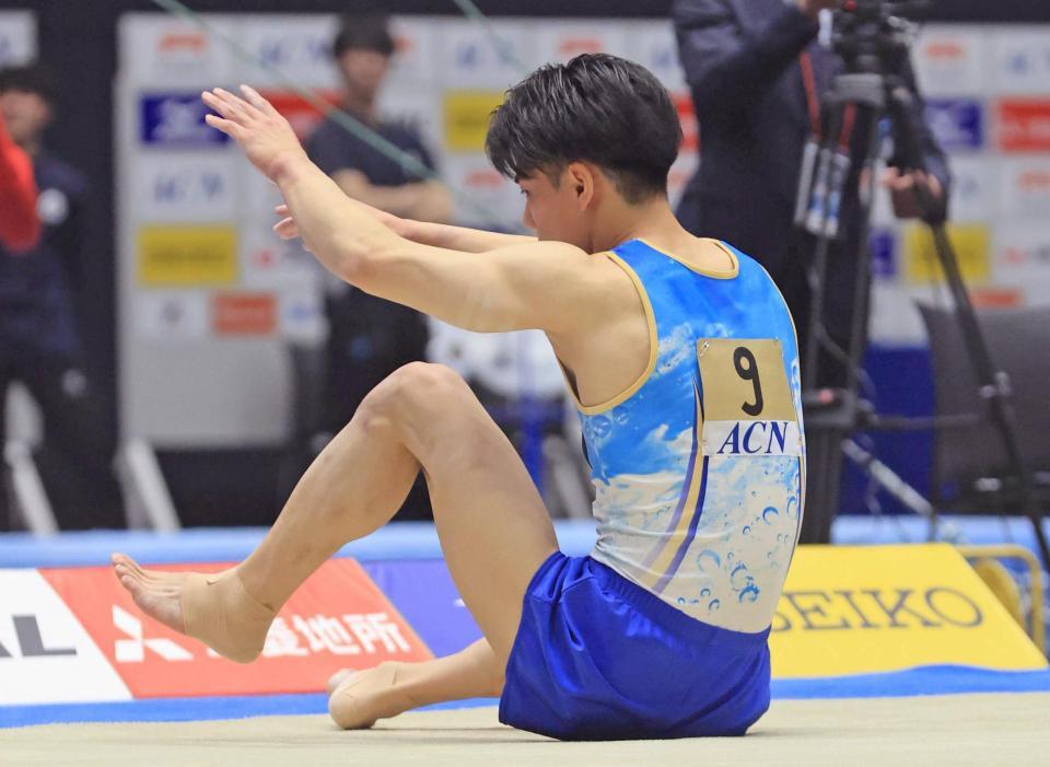 床運動の演技で着地に失敗する橋本大輝