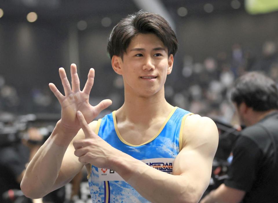 全日本選手権の男子個人総合で６連覇を達成し、ポーズを決める橋本大輝