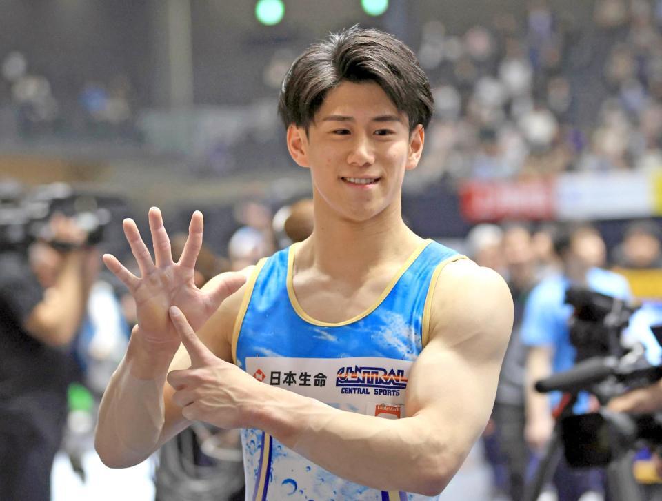 全日本選手権の男子個人総合で６連覇を達成し、ポーズを決める橋本大輝