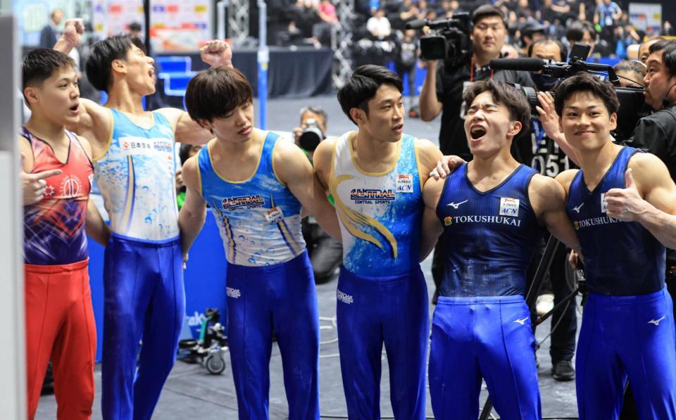 男子個人総合の結果が発表され、２位で悔しがる岡慎之助（右から２人目）。左から２人目は６連覇を達成した橋本大輝