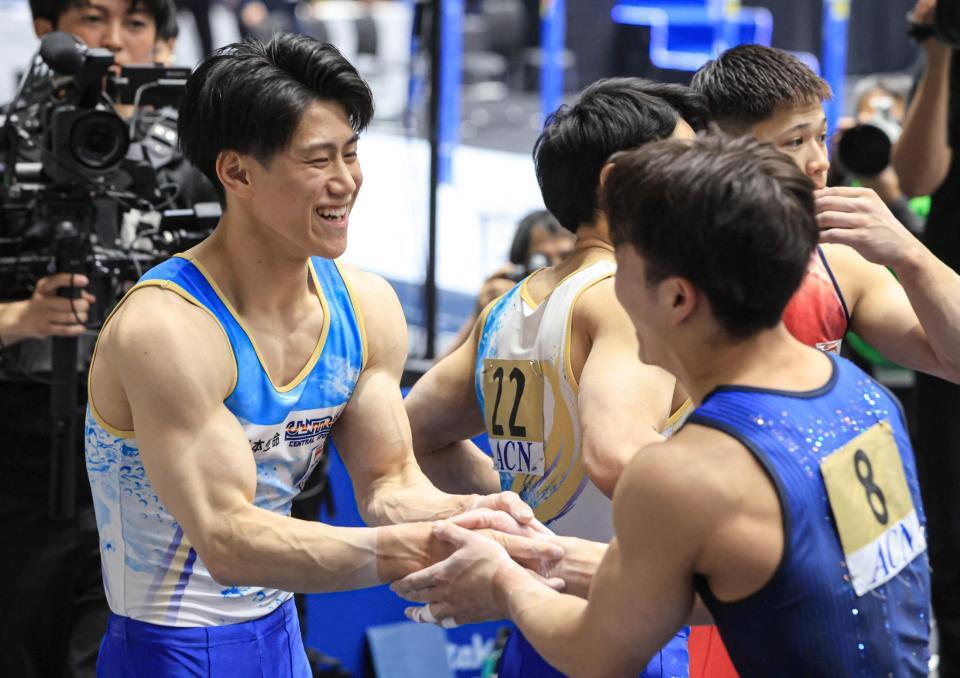 ６連覇を達成し、２位の岡慎之助（右）と握手する橋本大輝