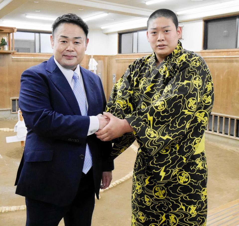 入門会見を行った雷親方（左）と垣添玄空